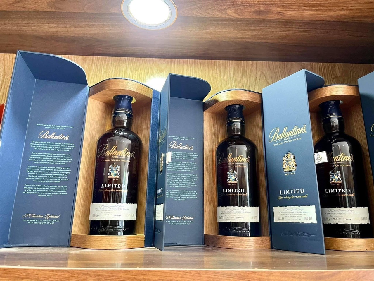 trung-bay-ballantines-limited-700-ml-moi