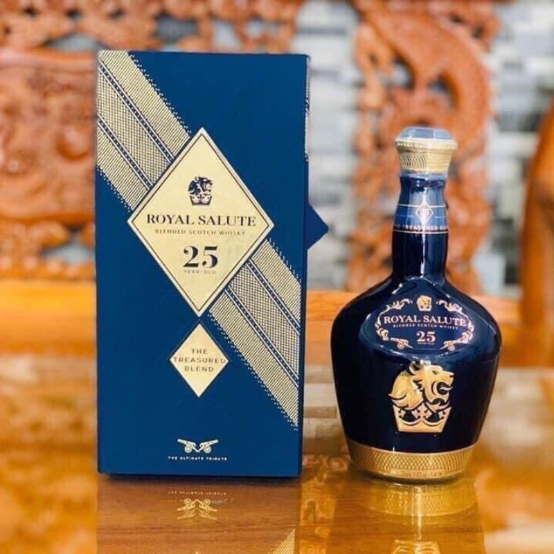 trung-bay-chivas-25-Years-Old-700-ml-1