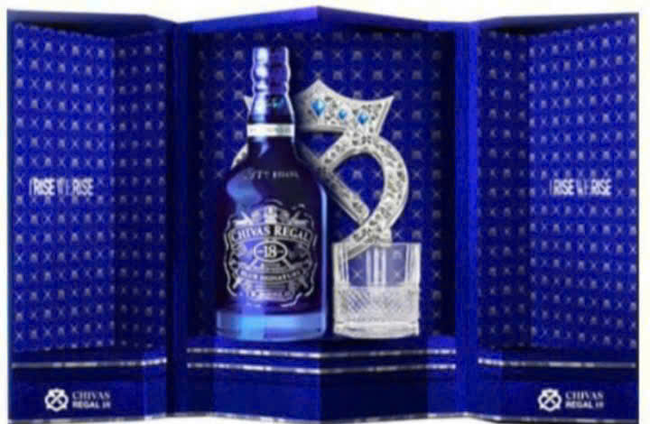 Chivas-18-Xanh-Qua-Tet-2025-khi-mo-hop