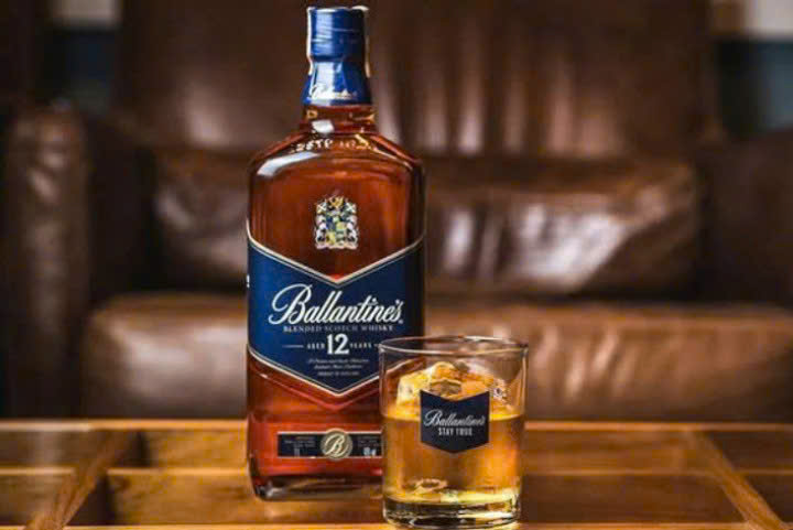 Dung-dieu-voi-Ballantines-12-nam-tuoi-700ml