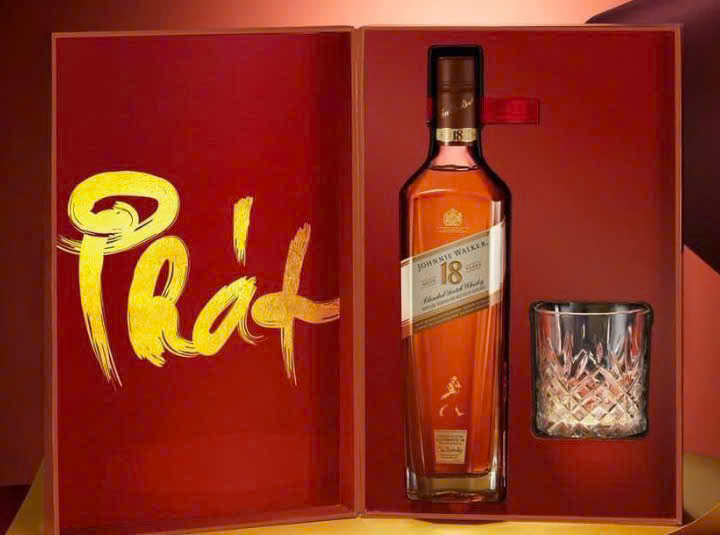 Johnnie-Walker-18-Hop-Qua-2022-Quang-cao