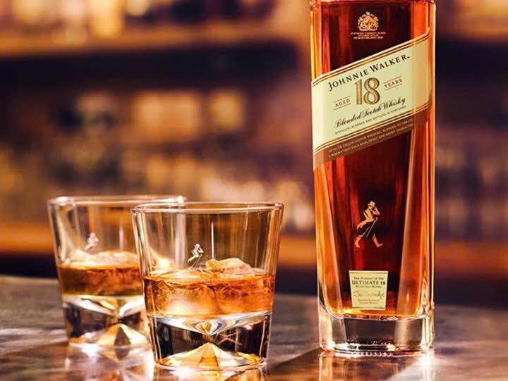 Thuong-thuc-Johnnie-Walker-18-Hop-Qua-2022