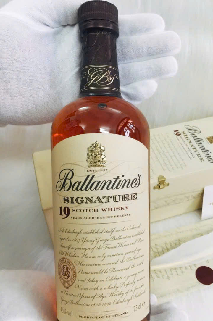 Trung-bay-Ballantines-Signature-19