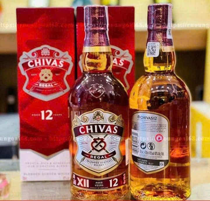 Trung-bay-Chivas-12-mau-moi-700ml