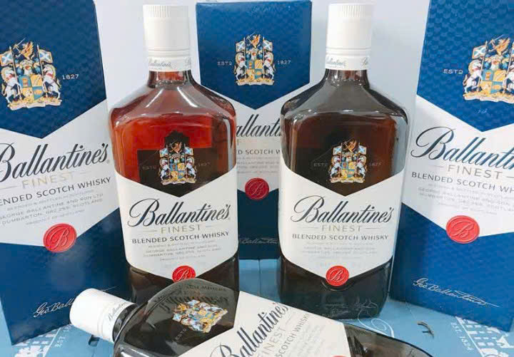 Trung-bay-mau-ruou-Ballantines