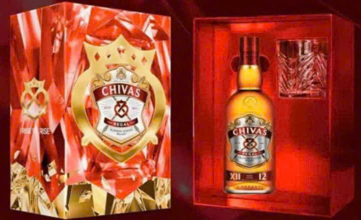 Chivas-12-Hop-Qua-2025-khi-mo-Hop-12