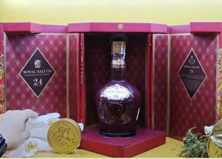 Chivas-regal-24-hop-qua-2025-khi-mo-hop-6