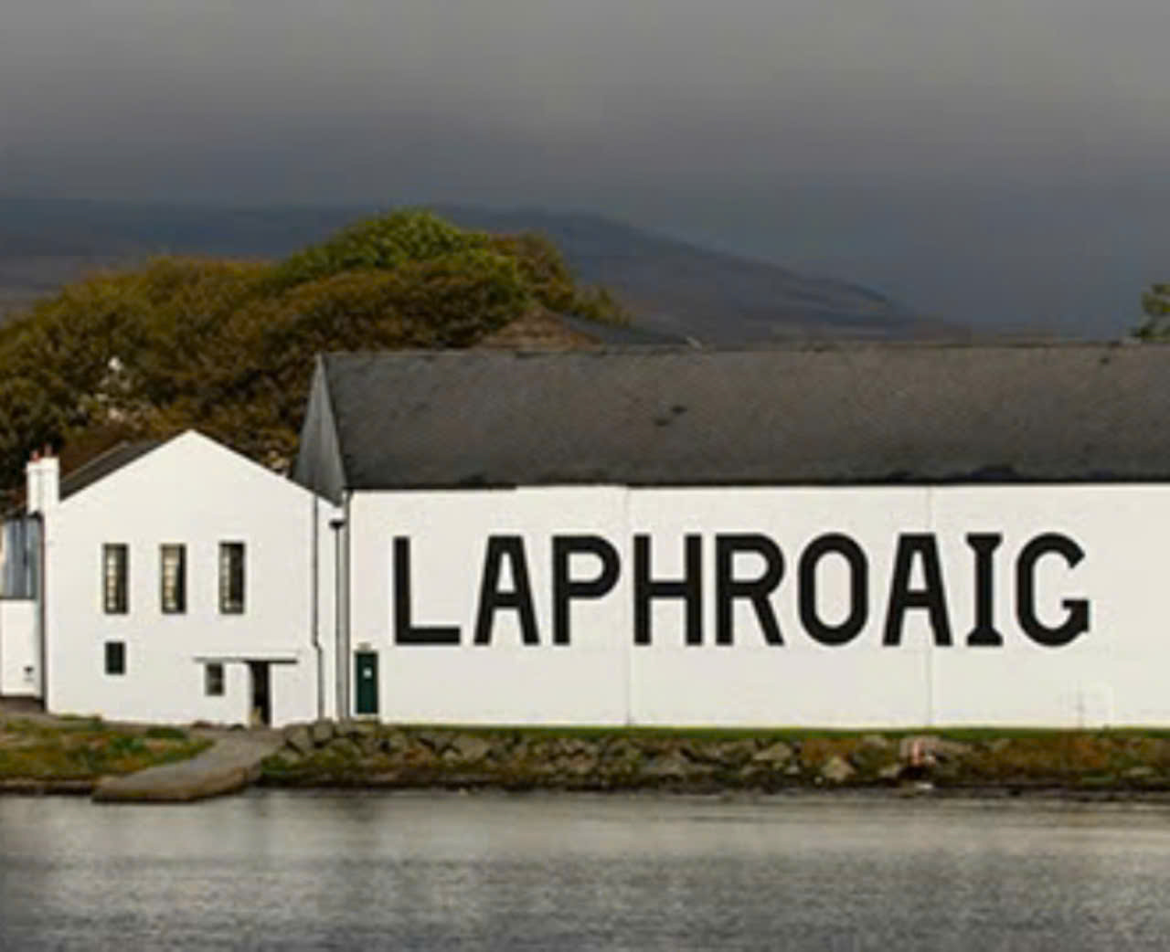 Nha-may-san-xuat-ruou-Laphroaig-tai-dao-Islay