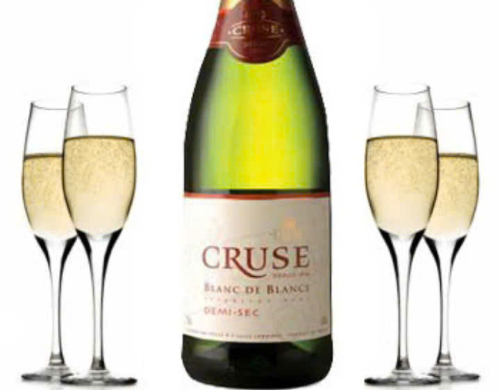 Quang-cao-Champagne-Cruse-Demisec