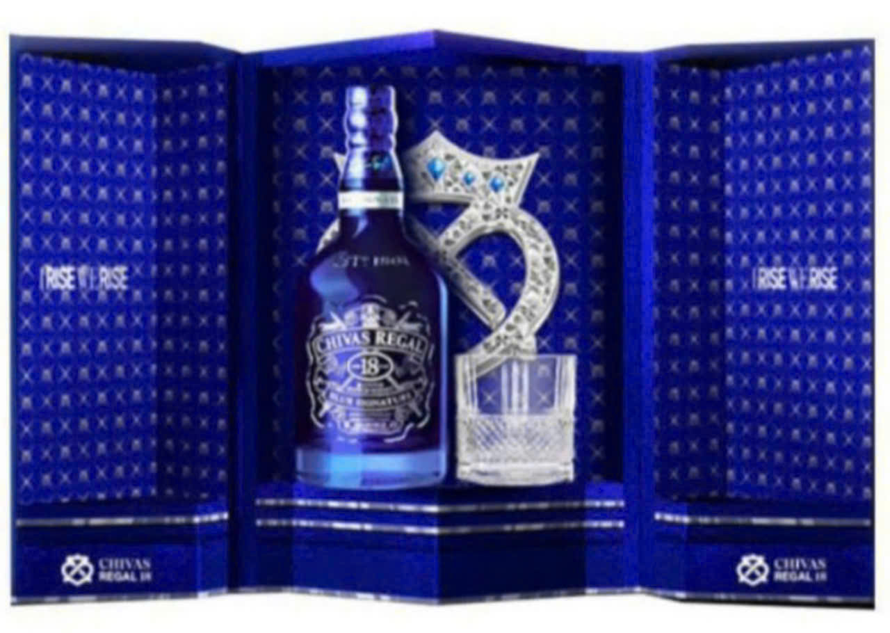 Ruou-Chivas-18-Blue-hop-qua-2025-khi-mo-hop-qua-2