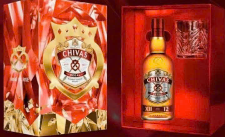 chivas-12-hop-qua-2025-khi-mo-hop-qua