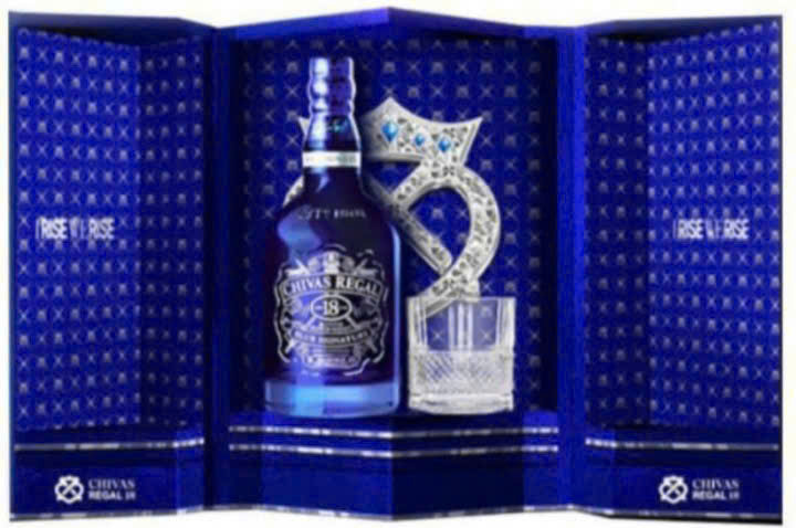 chivas-18-blue-hop-qua-2025-khi-mo-hop-qua