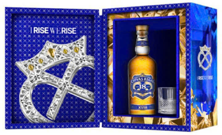 chivas-18-qua-tet-2025-khi-mo-hop-qua