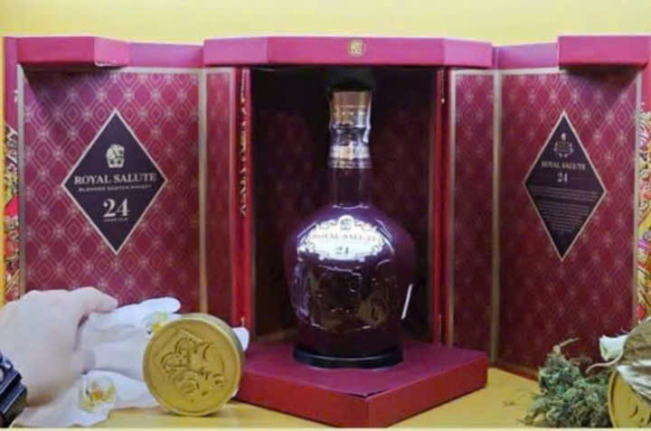 chivas-24-hop-qua-2025-khi-mo-hop-qua