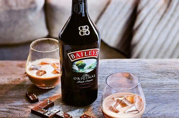 dung-dieu-voi-ruou-Baileys-Sua