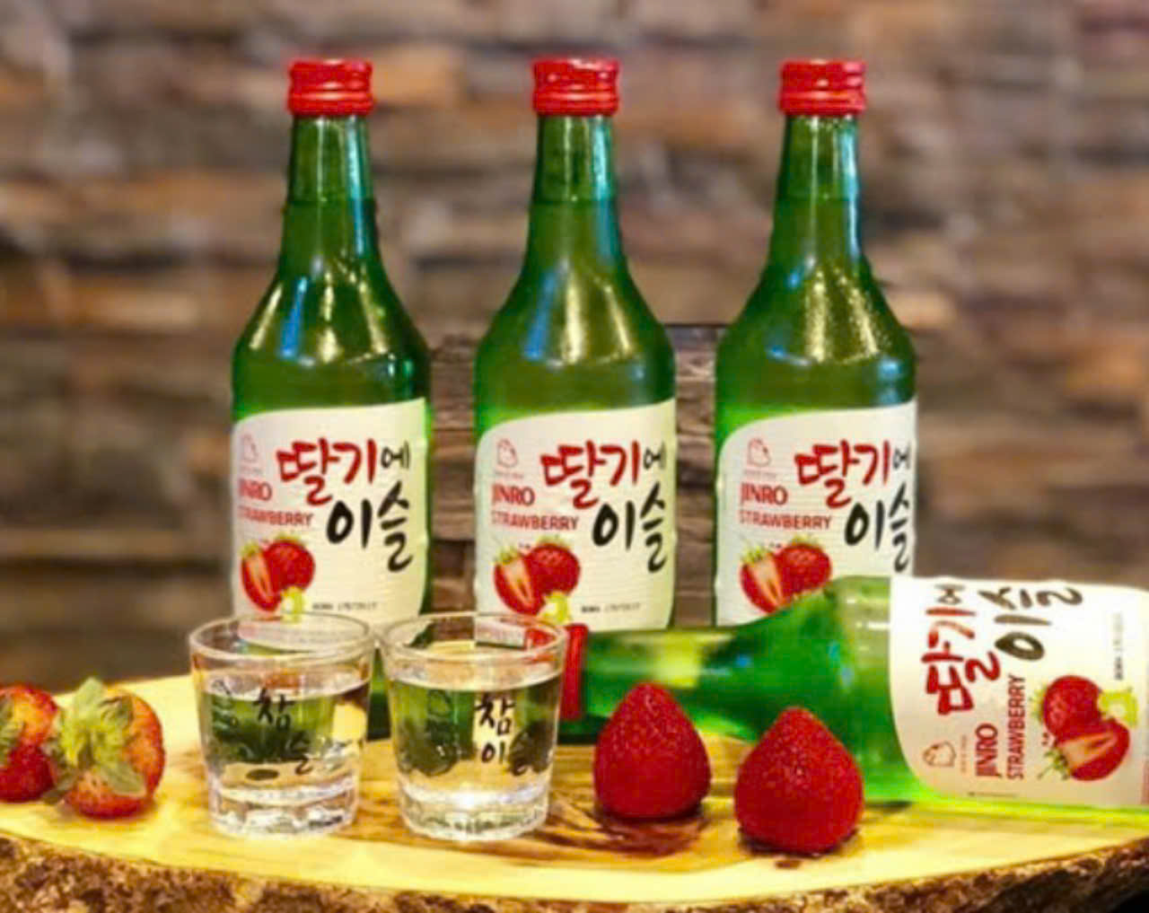 dung-dieu-voi-Soju-Dau-tay-360-ml